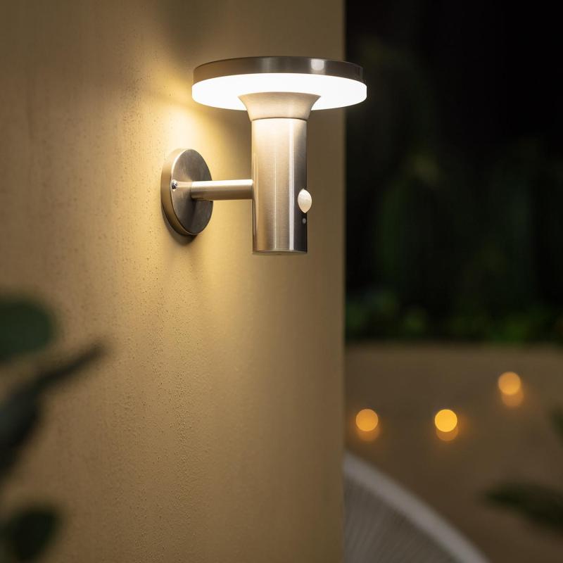 Heliaro solar wandlamp gemonteerd op gevel
