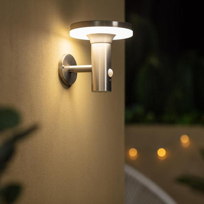 Heliaro solar wandlamp gemonteerd op gevel