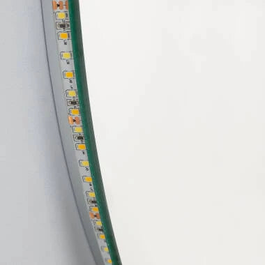 Badkamerspiegel met LED 70x50 cm boven wastafel geinstalleerd