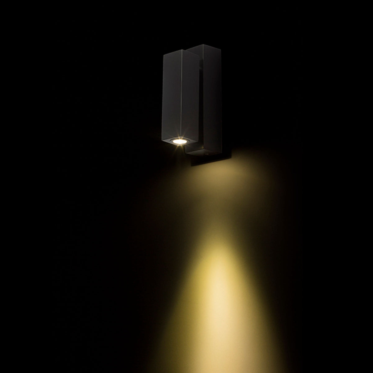 FADO I | geometrische LED wandlamp met richtbare reflector | 3W 4000K | met schakelaar | zwart